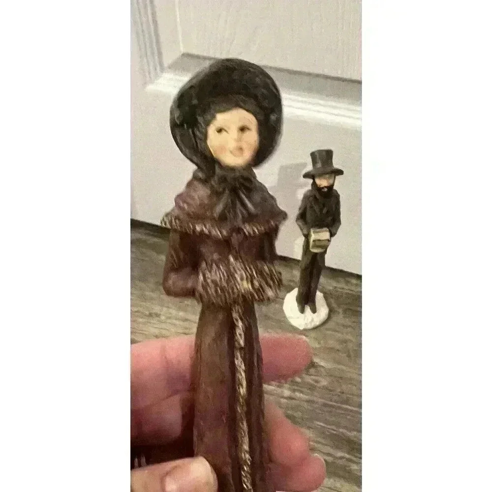 Vintage Set of 4 Resin Caroler Family - Picture 6 of 8